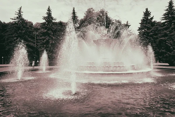 公园里漂亮的喷泉 — 图库照片