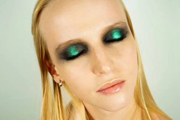 Makeup with green shadows — Stock Photo, Image