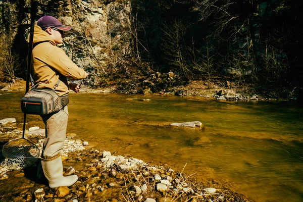 Pescador en un hermoso río de montaña en el bosque — Foto de Stock