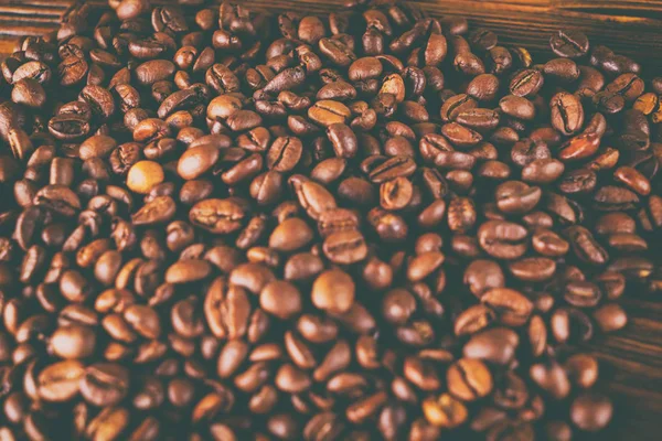 Kaffeebohnen auf dem Tisch Hintergrund — Stockfoto