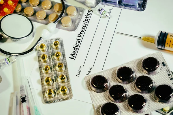 Comprimidos e medicação em um fundo branco — Fotografia de Stock