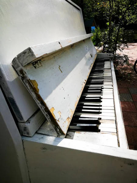 Vieux piano blanc effondré — Photo
