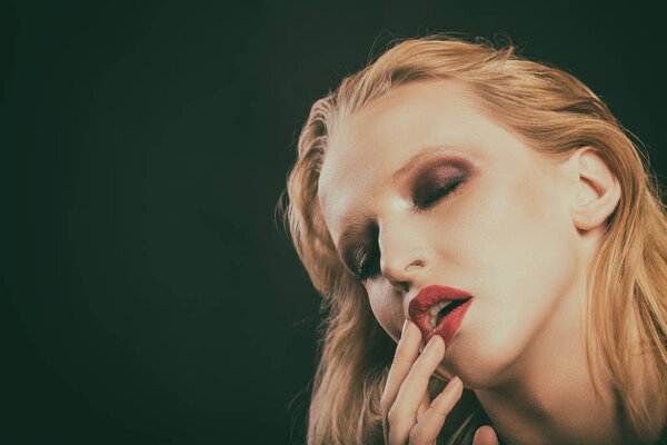 Красивый женский глаз крупным планом, макияж
