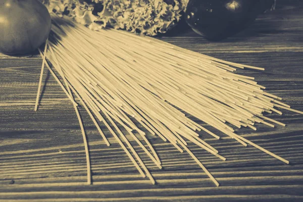 Spaghetti i warzywa na podłoże drewniane — Zdjęcie stockowe