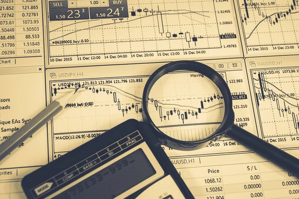 Finansiella diagram på bordet — Stockfoto