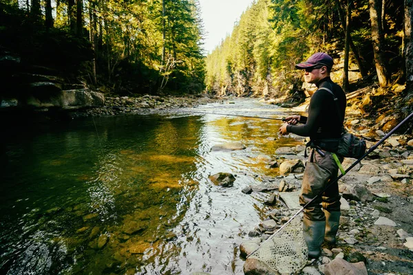 Pesca da truta no rio da montanha — Fotografia de Stock