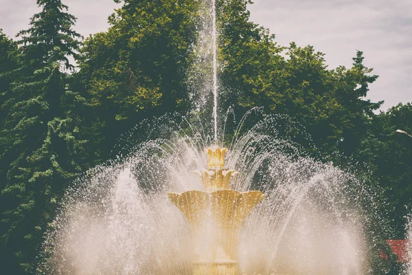 Mooie fontein in het park — Stockfoto