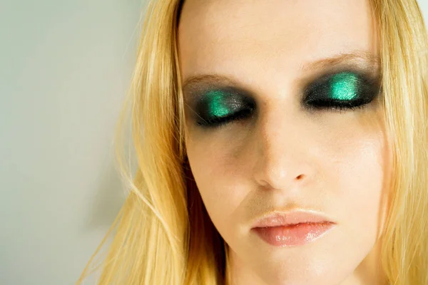 Trucco con ombre verdi — Foto Stock