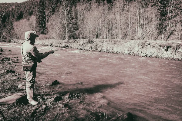 Риболовля форелями в гірській річці — стокове фото