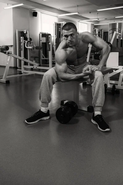 在健身房训练过程男人 — 图库照片