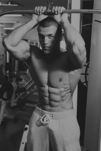 在健身房训练过程男人 — 图库照片