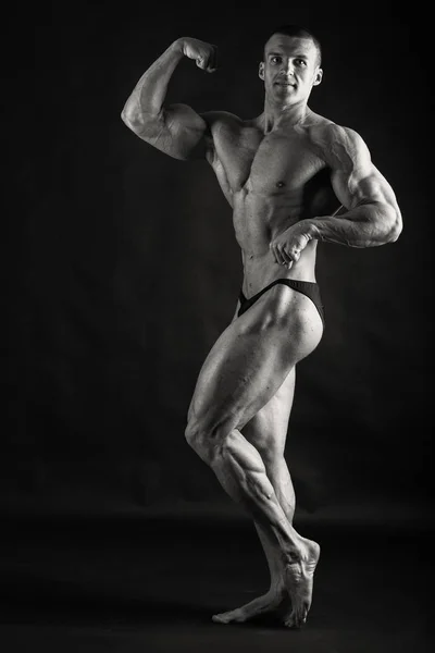 Мужчина показывает мышцы — стоковое фото