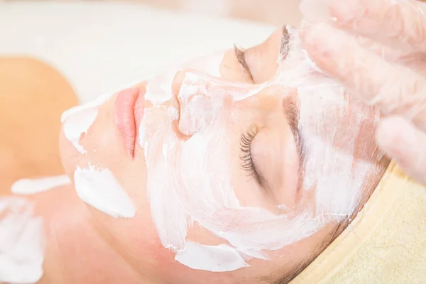 Masking on the face in the salon — Stock Photo, Image