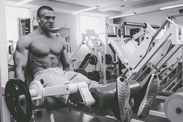 Processus d'entraînement hommes à la salle de gym — Photo