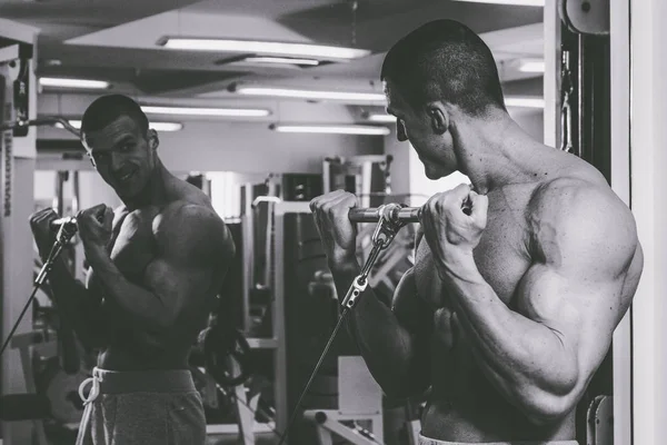 Cool bodybuilder in the gym — Stock Photo, Image