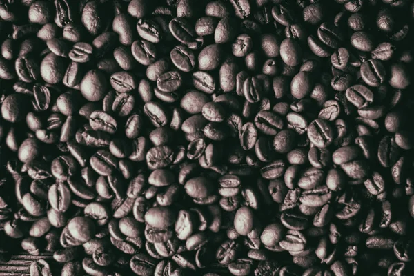 Кофейные зерна на фоне стола — стоковое фото