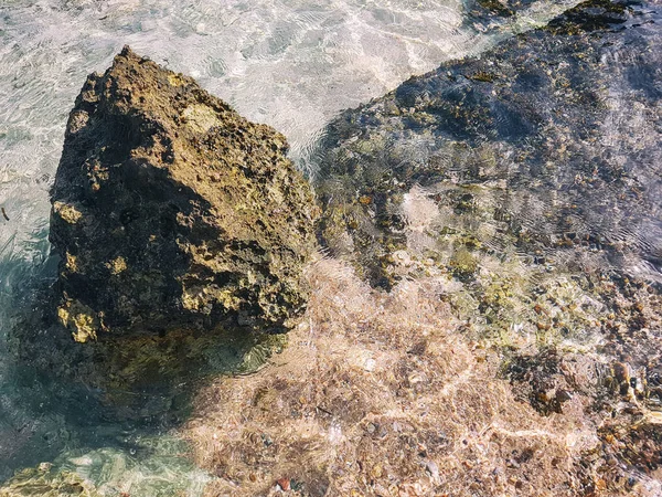 Piedras en agua clara —  Fotos de Stock