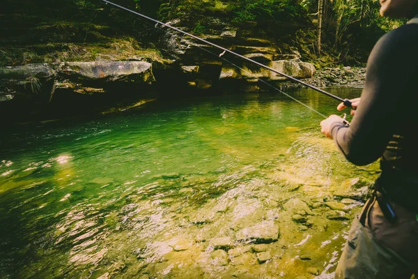 Pescatore su un bellissimo fiume di montagna nella foresta — Foto Stock