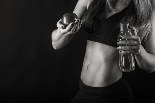 Sport meisje met water en appel — Stockfoto