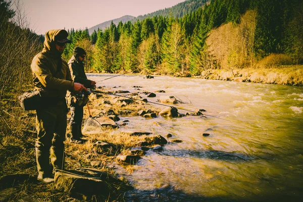 Vissen op forel in de rivier van de berg — Stockfoto