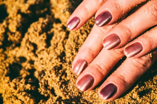 Uñas pintadas en la arena — Foto de Stock