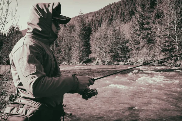 Pesca alla trota nel fiume di montagna — Foto Stock