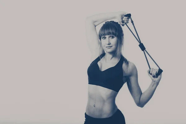 Chica con bandas elásticas para deportes — Foto de Stock