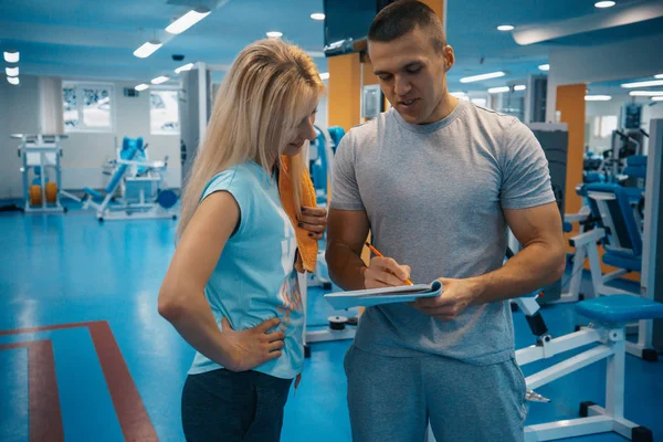 Entrenamiento personal en el gimnasio — Foto de Stock