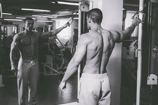 Bodybuilder cool dans la salle de gym — Photo