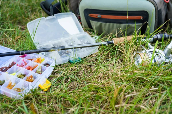 Il pescatore pesca sul lago — Foto Stock