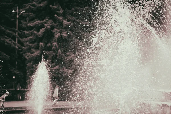 Hermosa fuente en el parque —  Fotos de Stock