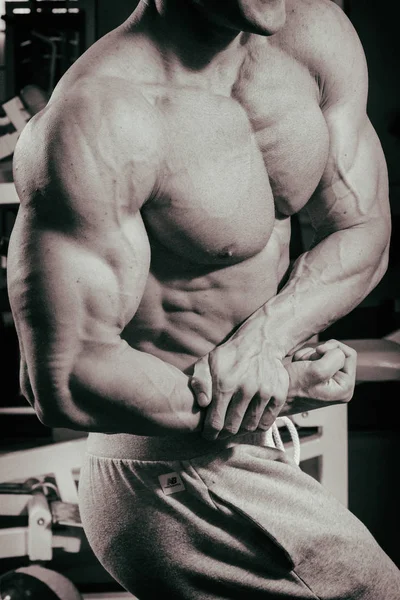Torso of a bodybuilder black and white — Stock Photo, Image