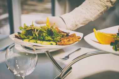Masanın üzerine salata ile plaka