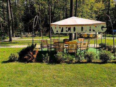 bir Arbor üzerinde yazıt düğün