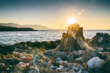 Denizin üzerinde gün batımı