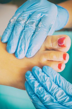 Usta ayak masajı yapıyor.