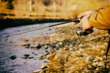 Nehirde balık tutmak