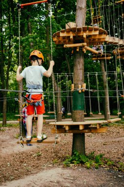 Çocuk bir kolye park tırmanıyor