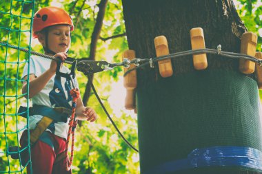 Çocuk bir kolye park tırmanıyor