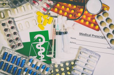 Tabletler, hap ve bir tablo üzerinde bir stetoskop