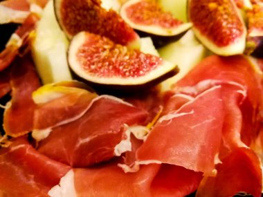 et ve incir bir plaka üzerinde parçalar