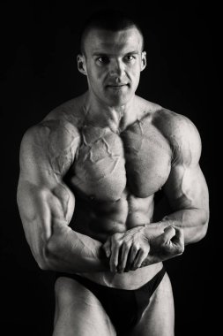 Gösterilen onun sırt ve pazı kas, kişisel fitnes vücut geliştirmeci