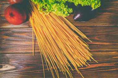 Spagetti ve sebze ahşap arka plan üzerinde