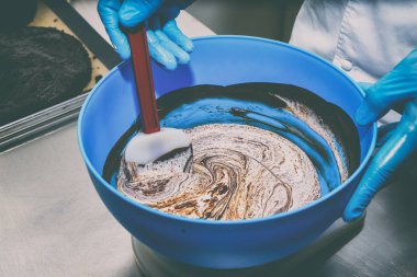 Çikolata ve krema karıştırma. Kremalı pasta