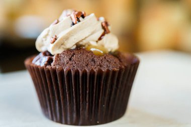 bir tepsi üzerinde pek çok güzel pastalar