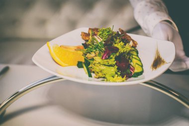 Masanın üzerine salata ile plaka