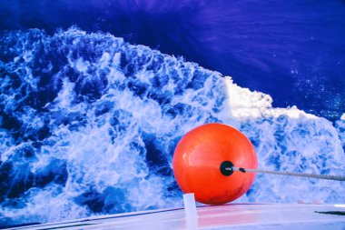 gemide kırmızı şamandıra