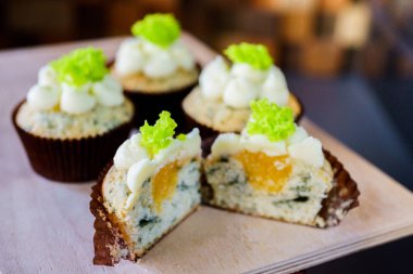 bir tepsi üzerinde pek çok güzel pastalar