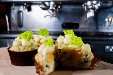 bir tepsi üzerinde pek çok güzel pastalar