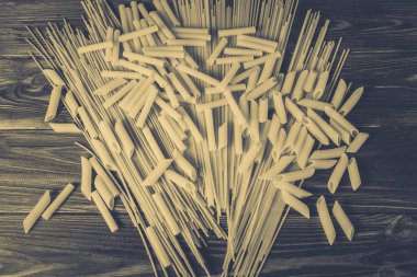 Ahşap arka planda farklı türde makarna.